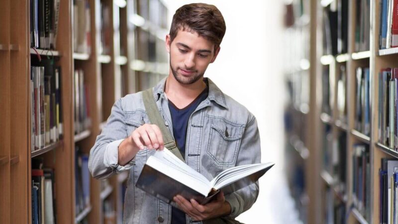 男性 本 図書館